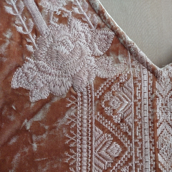 Andree by Unit Sz M Embroidery Blush pink Crushed Velvet Blouse Tunic Top NWOT - Picture 2 of 10